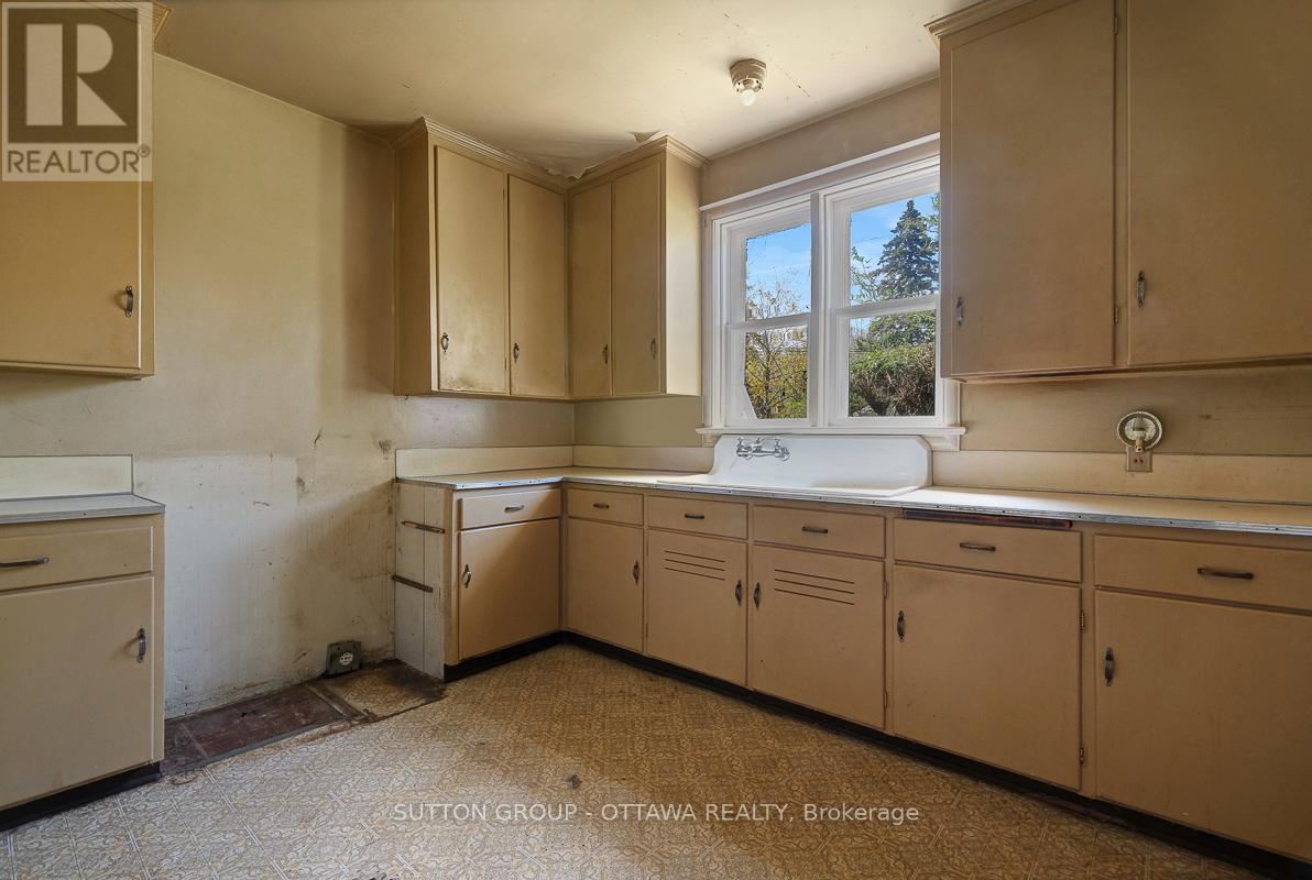 1471 CAVENDISH ROAD - 16