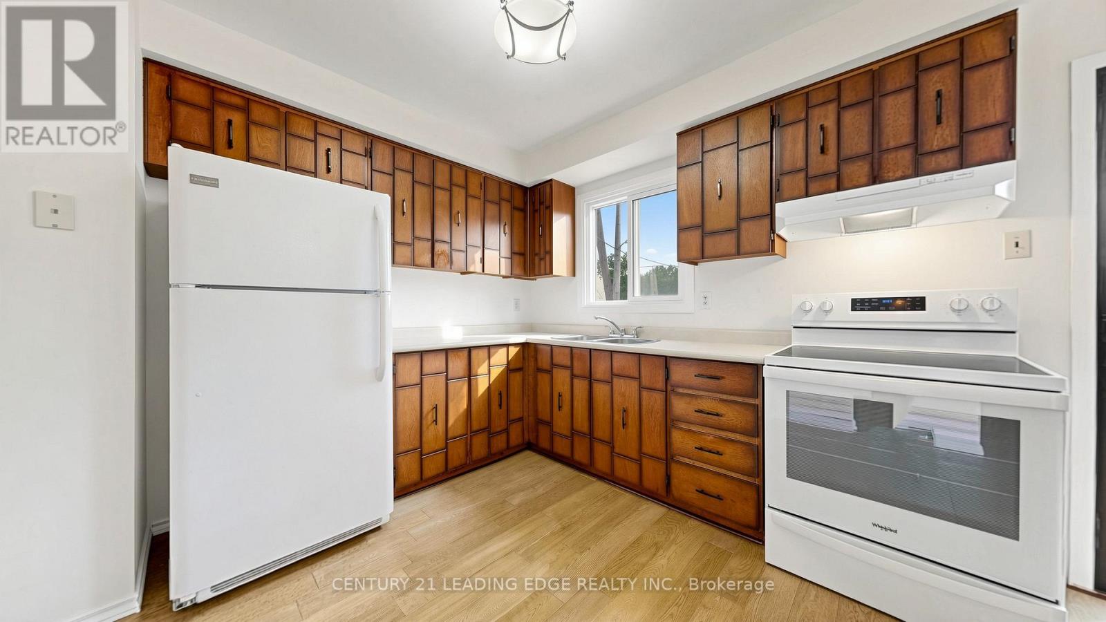 80 UPTON CRESCENT - 10