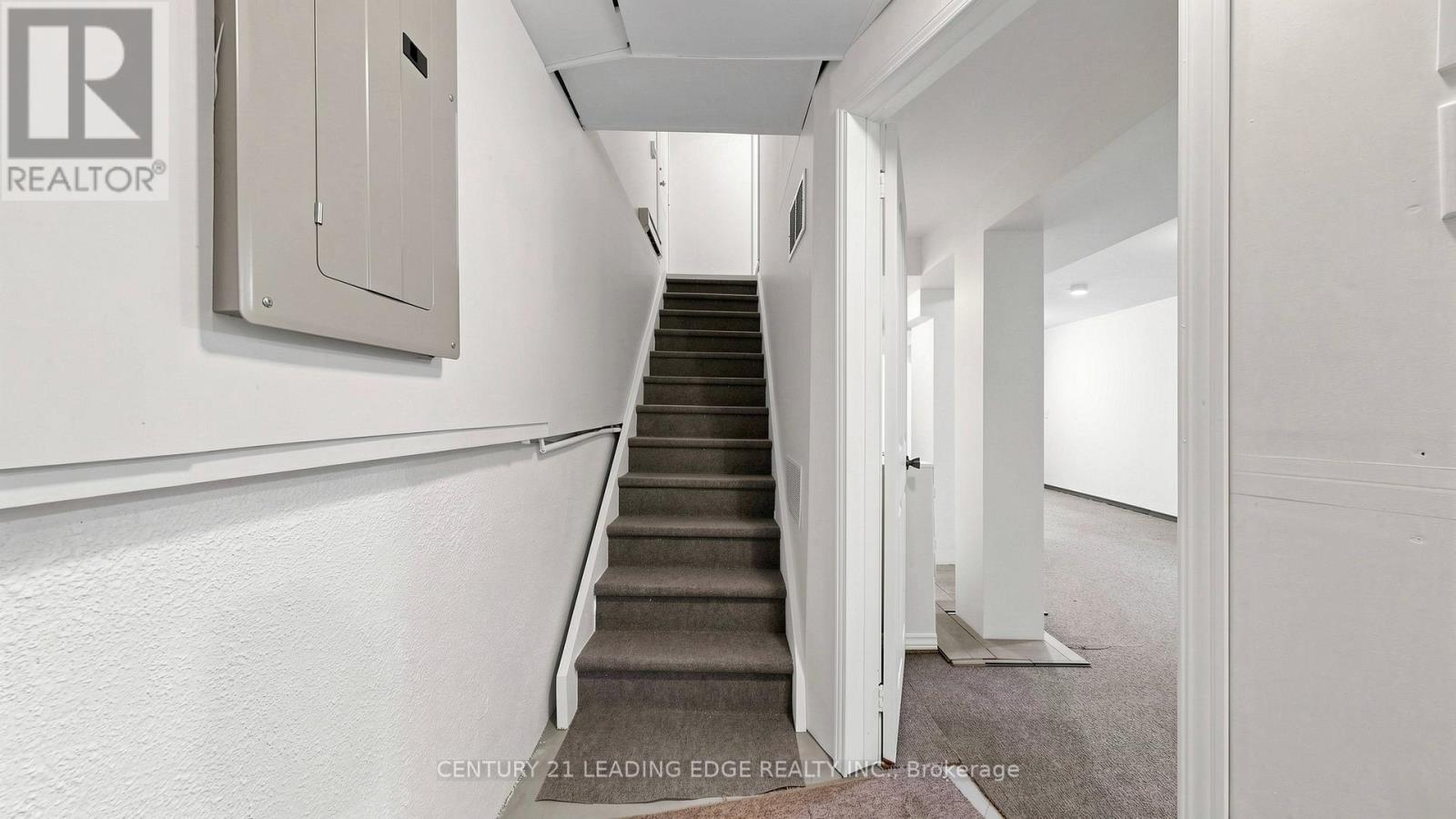 80 UPTON CRESCENT - 30