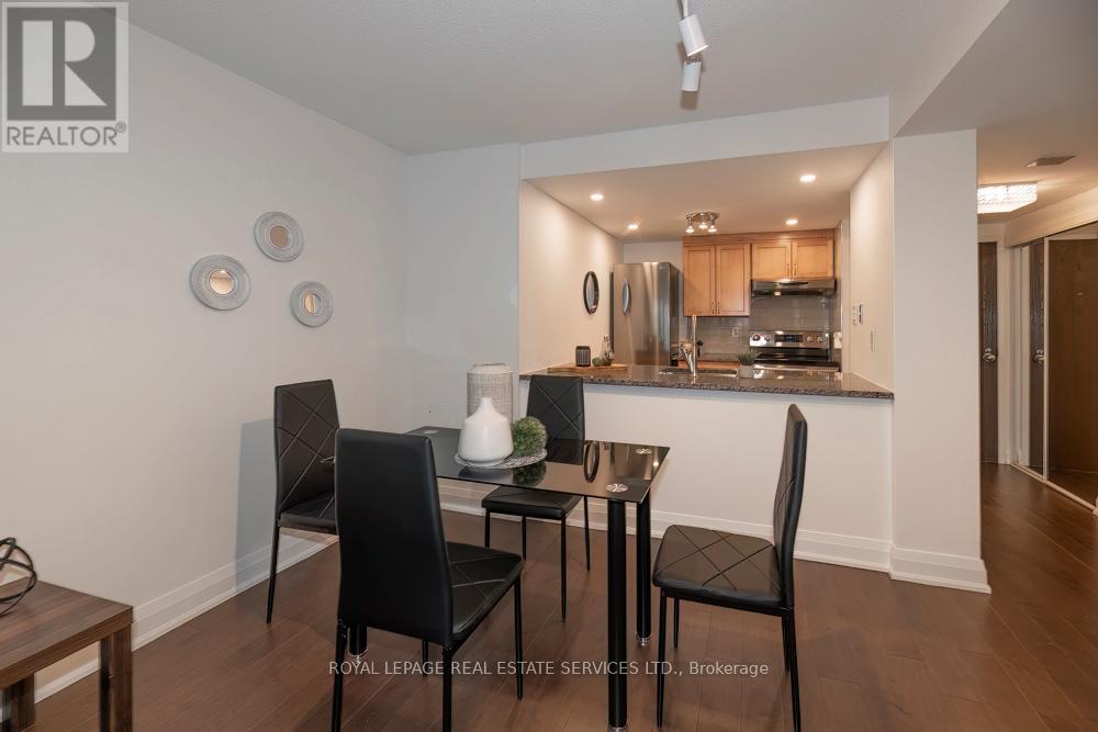 #320 711 BAY STREET - 6