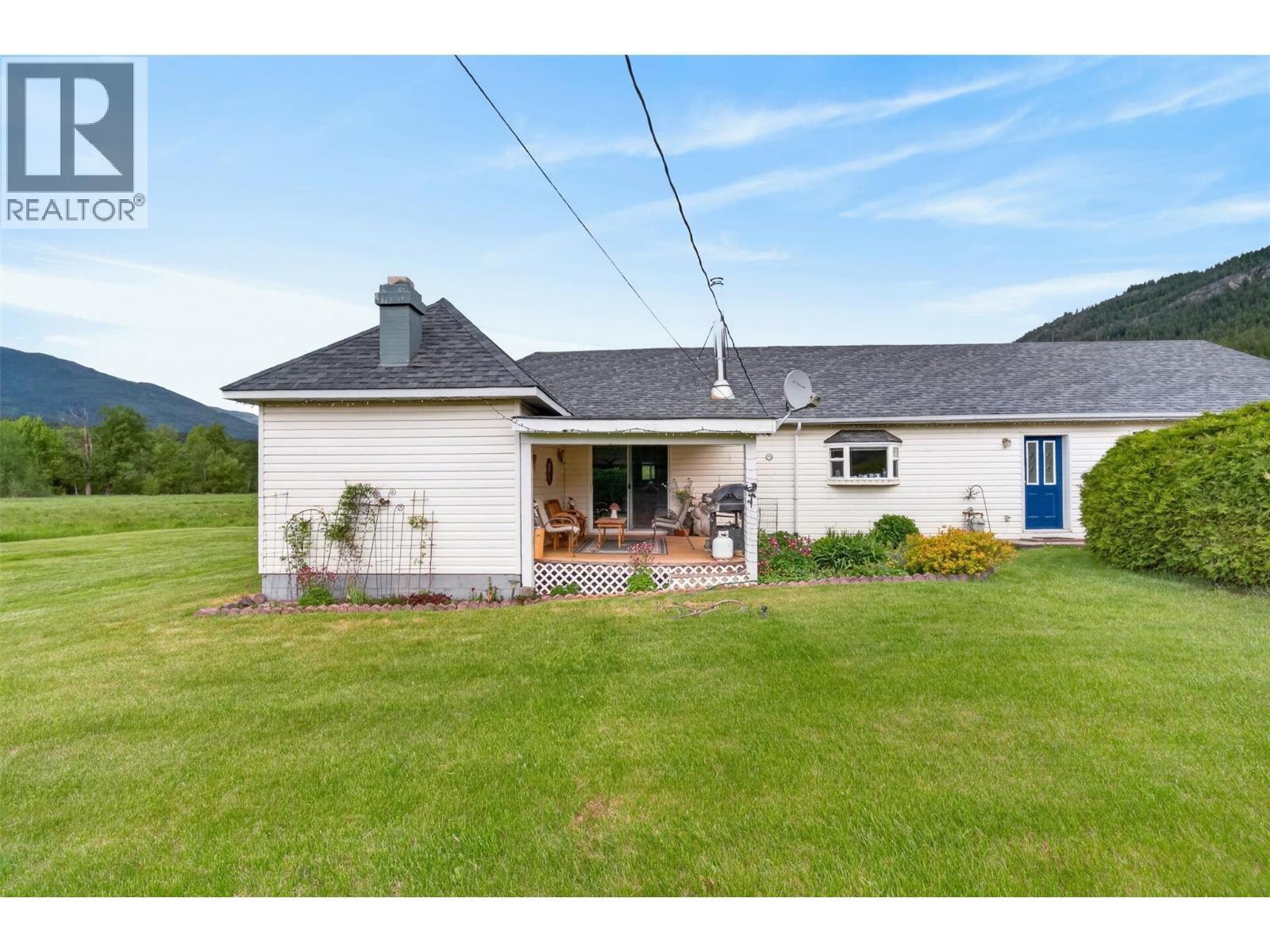  1403 Salmon River Road, Salmon Arm