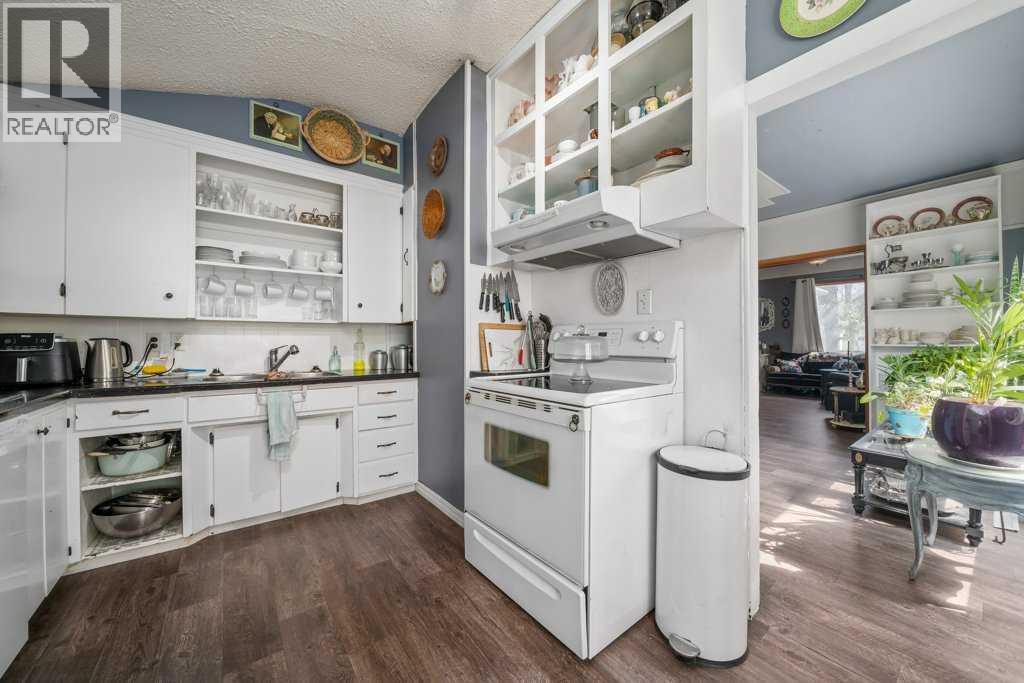 824 4 Street SE — photo 18