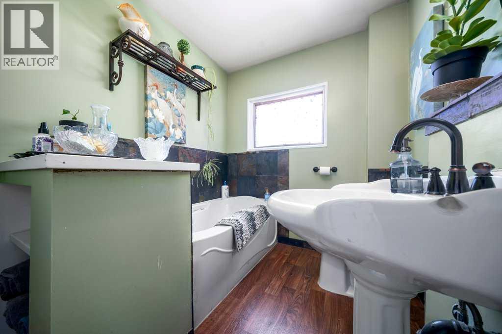 824 4 Street SE — photo 31