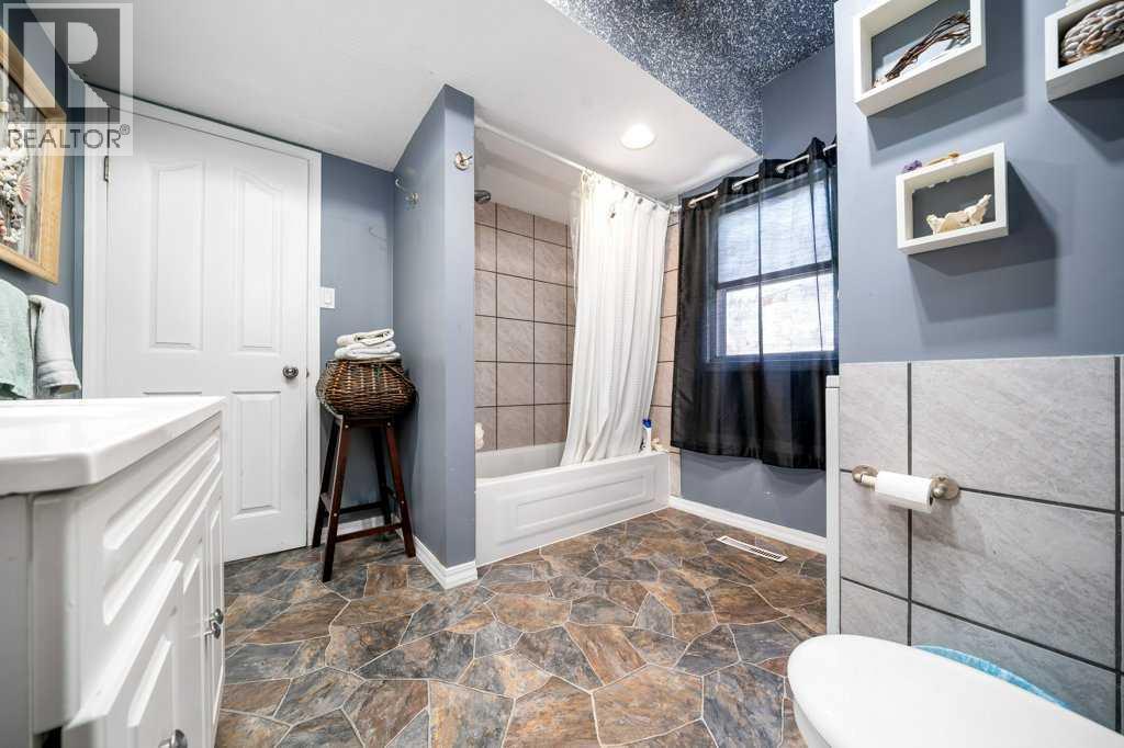 824 4 Street SE — photo 22