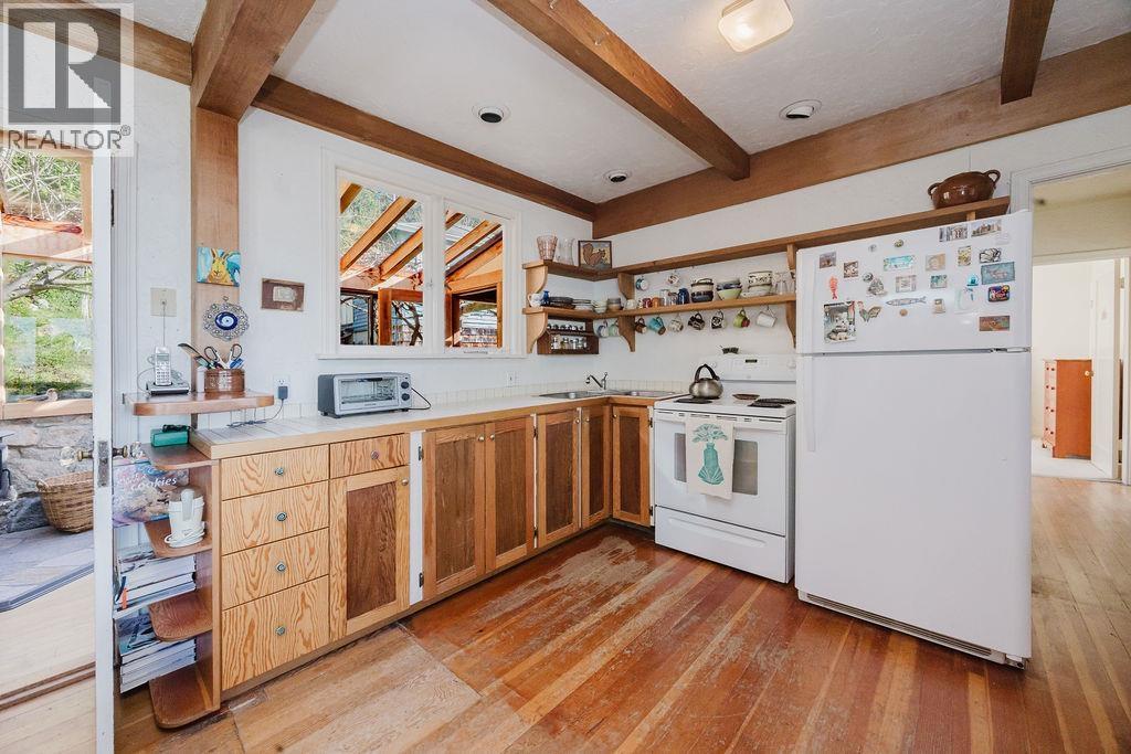 466 CENTRAL AVENUE, Gibsons