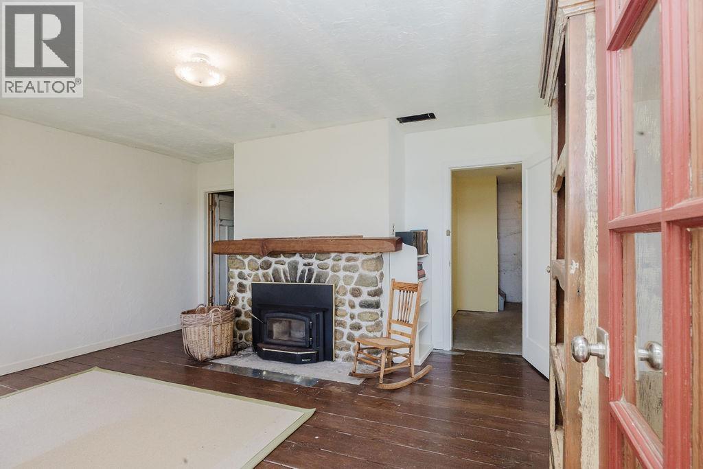 466 CENTRAL AVENUE, Gibsons