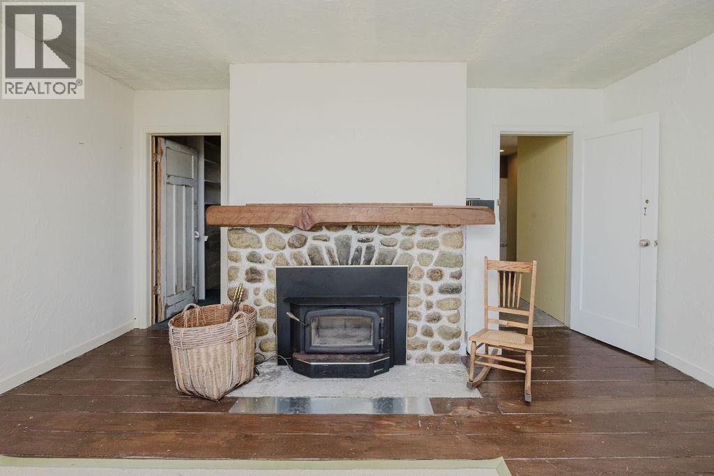 466 CENTRAL AVENUE, Gibsons