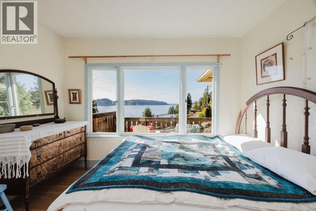466 CENTRAL AVENUE, Gibsons