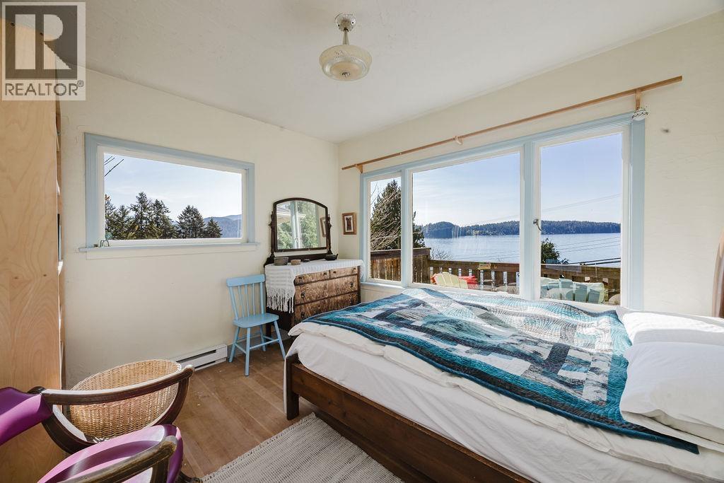 466 CENTRAL AVENUE, Gibsons