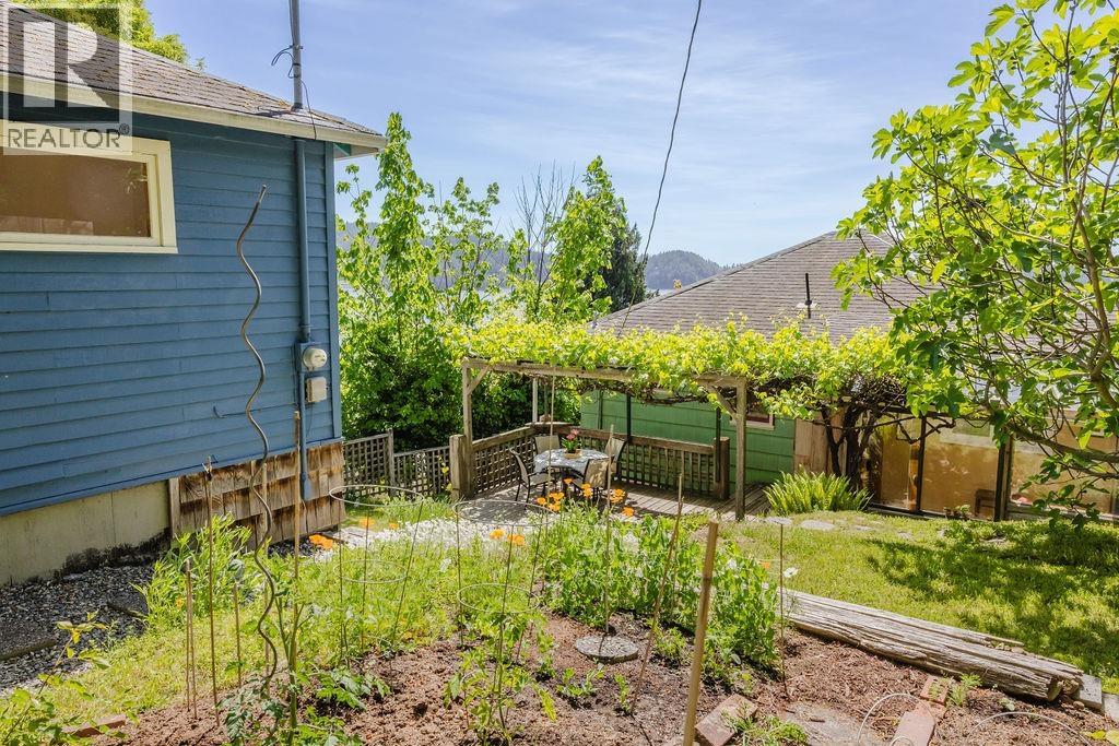 466 CENTRAL AVENUE, Gibsons