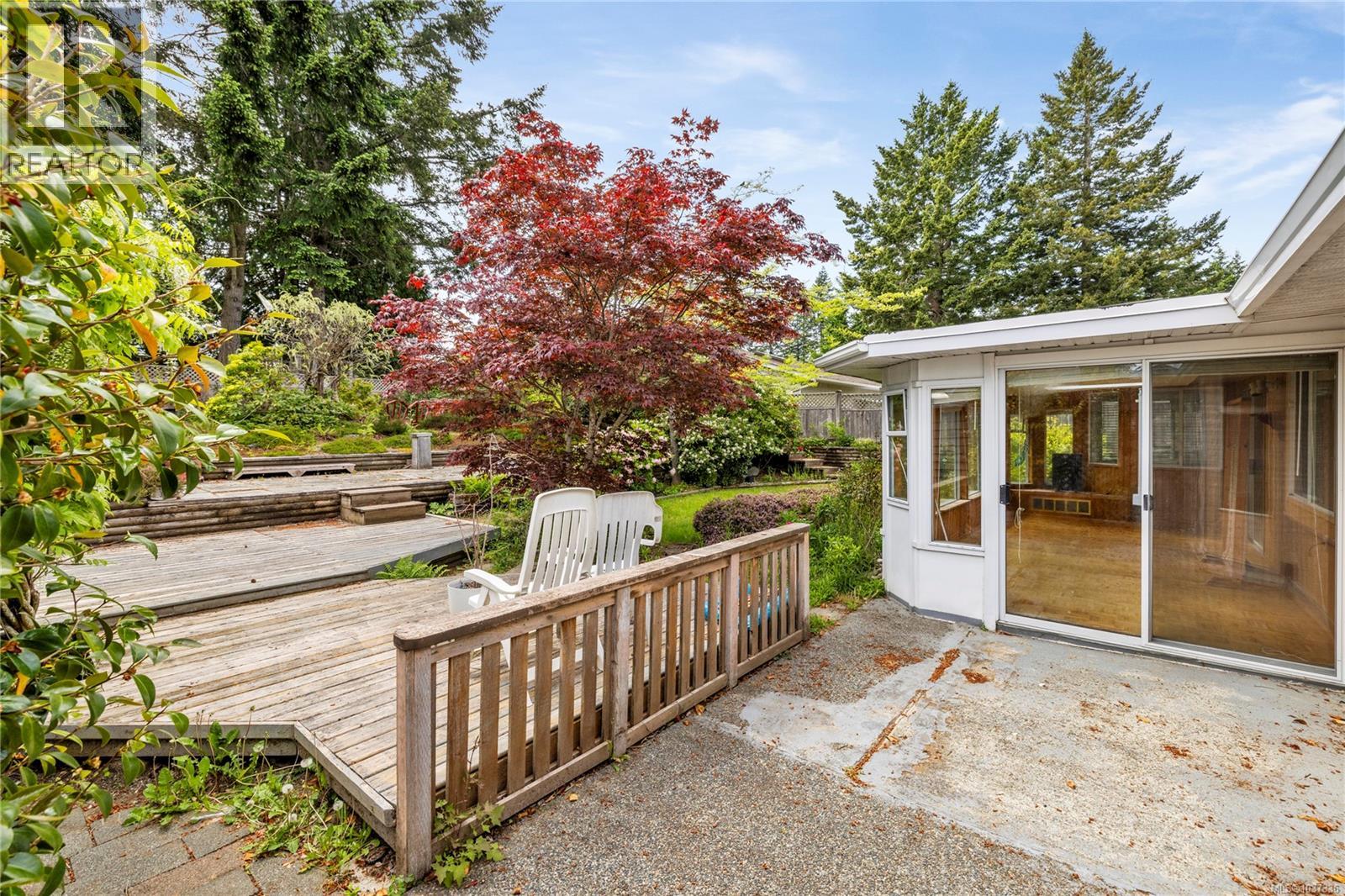 580 Dogwood Rd, Qualicum Beach