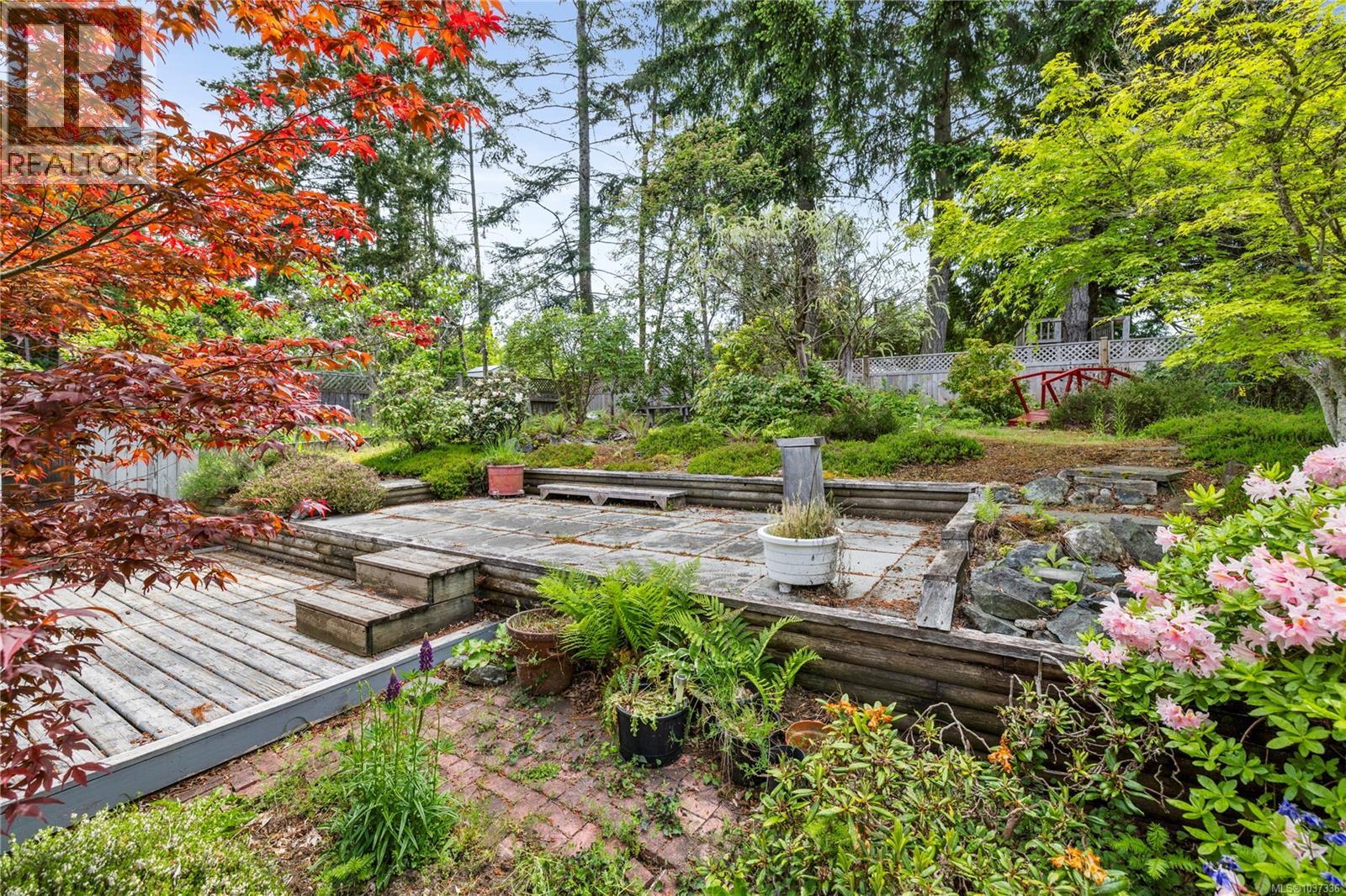 580 Dogwood Rd, Qualicum Beach