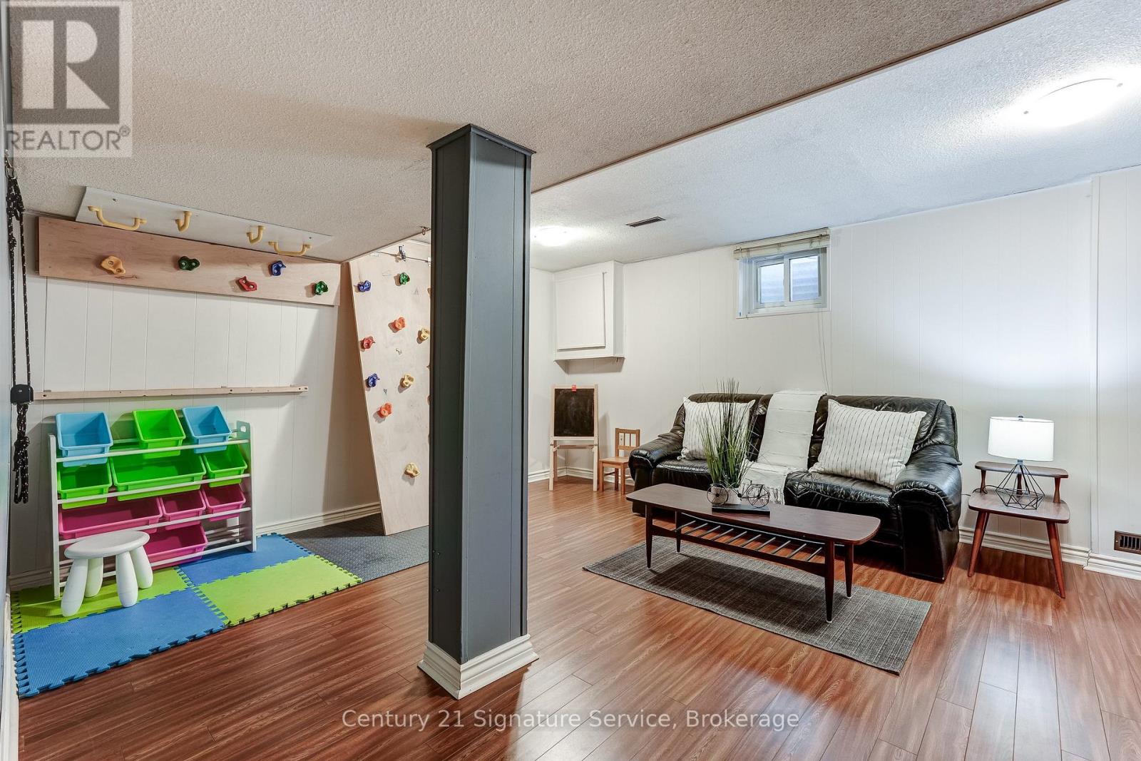 #54 1951 RATHBURN ROAD E - 25