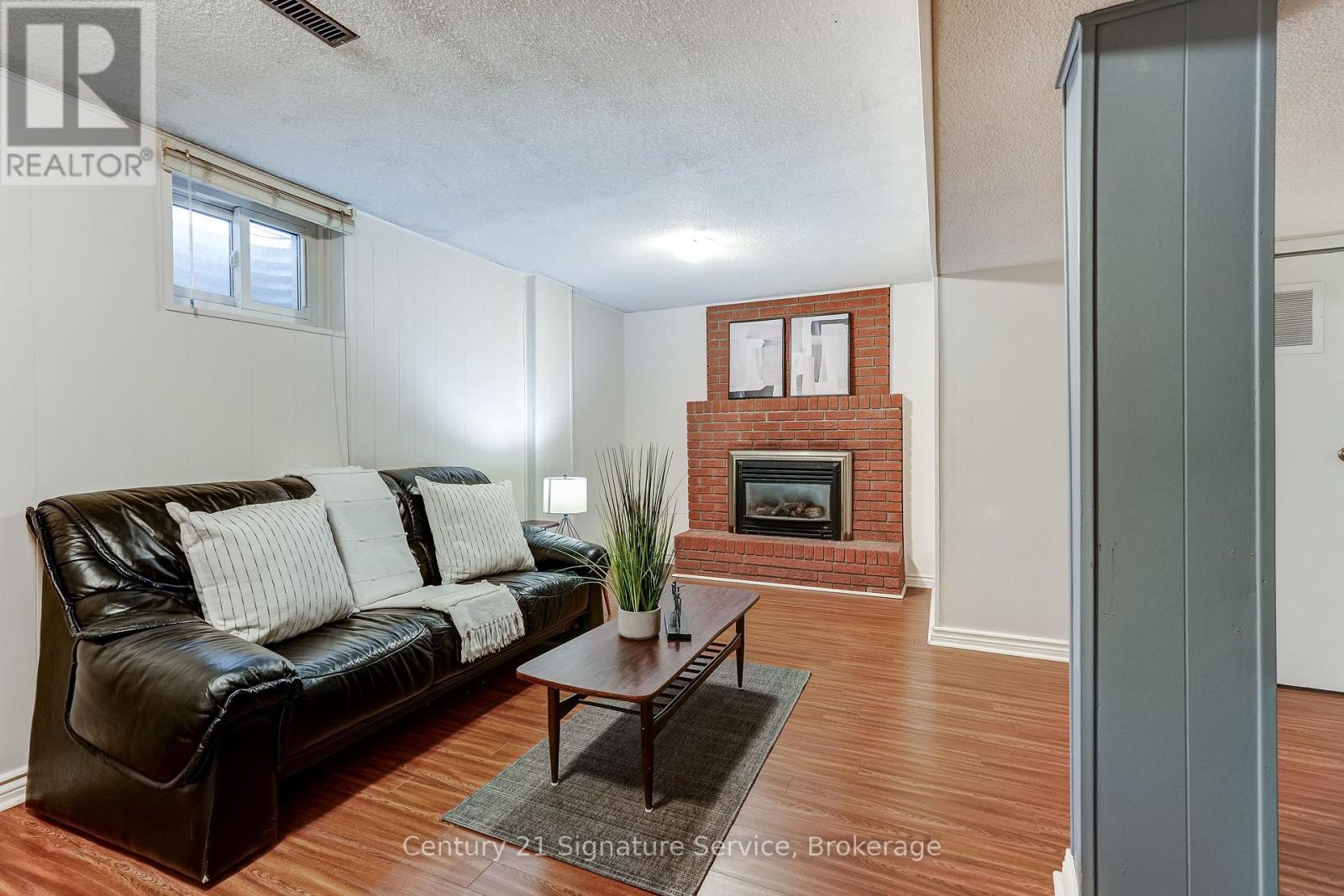 #54 1951 RATHBURN ROAD E - 27