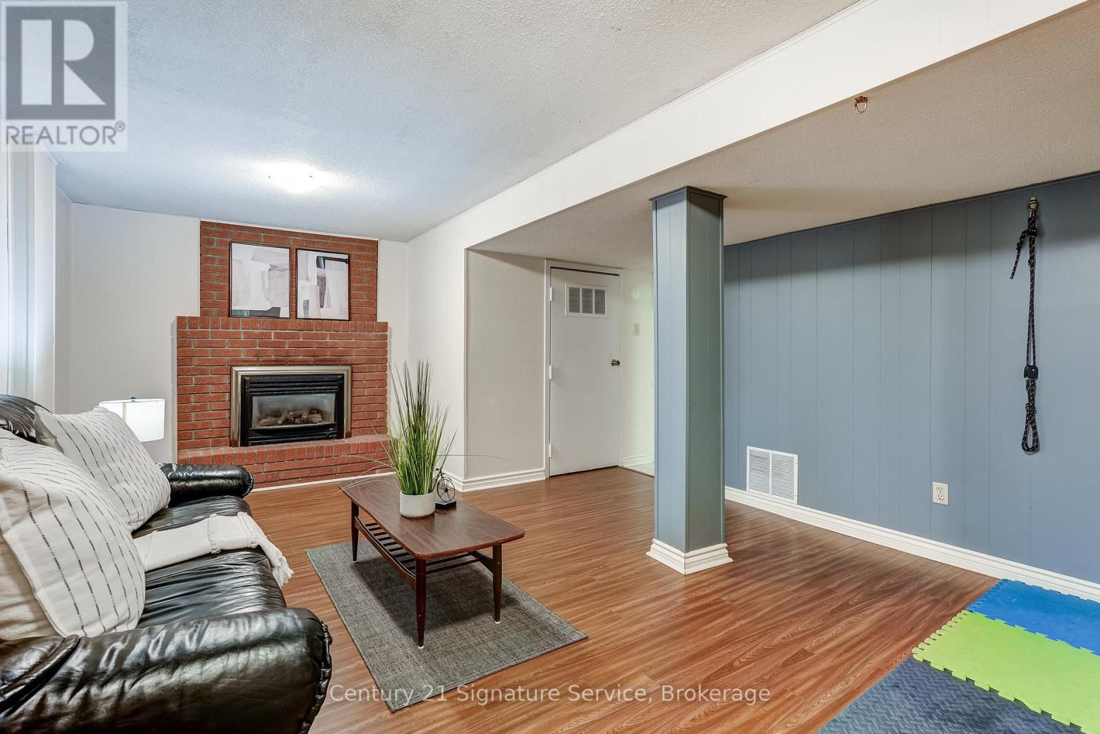 #54 1951 RATHBURN ROAD E - 28