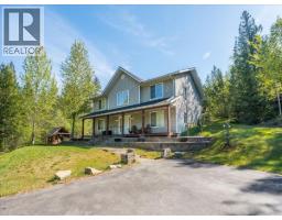 Full bathroom - 2095 Pass Creek Road, Castlegar, BC V1N4T1 Photo 8