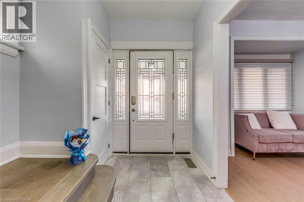 108 RUNNYMEDE Road, Toronto, Ontario, M6S2Y3 — Photo 3