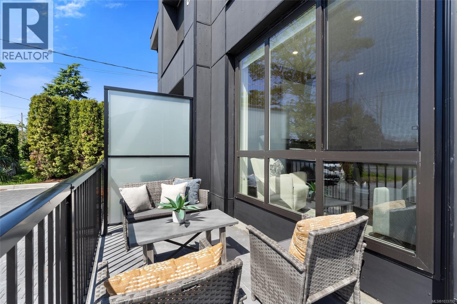 #2 588 Whiteside St - 12
