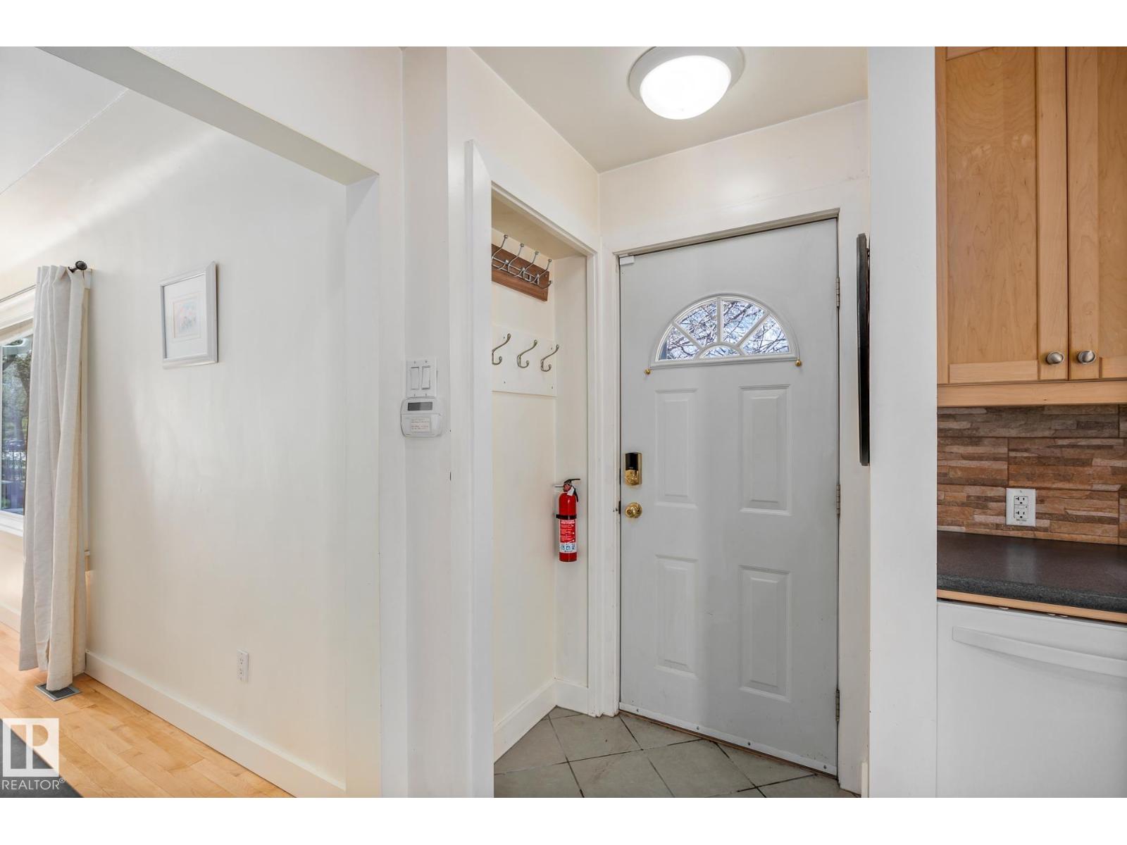 12323 104 ST NW - 4