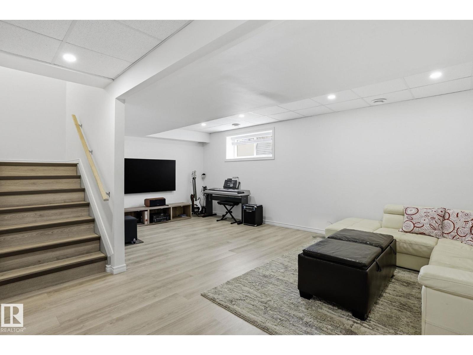 9495 228 ST NW - 25