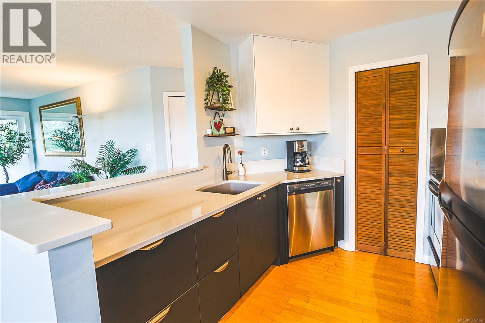 604 4030 Quadra St, Saanich