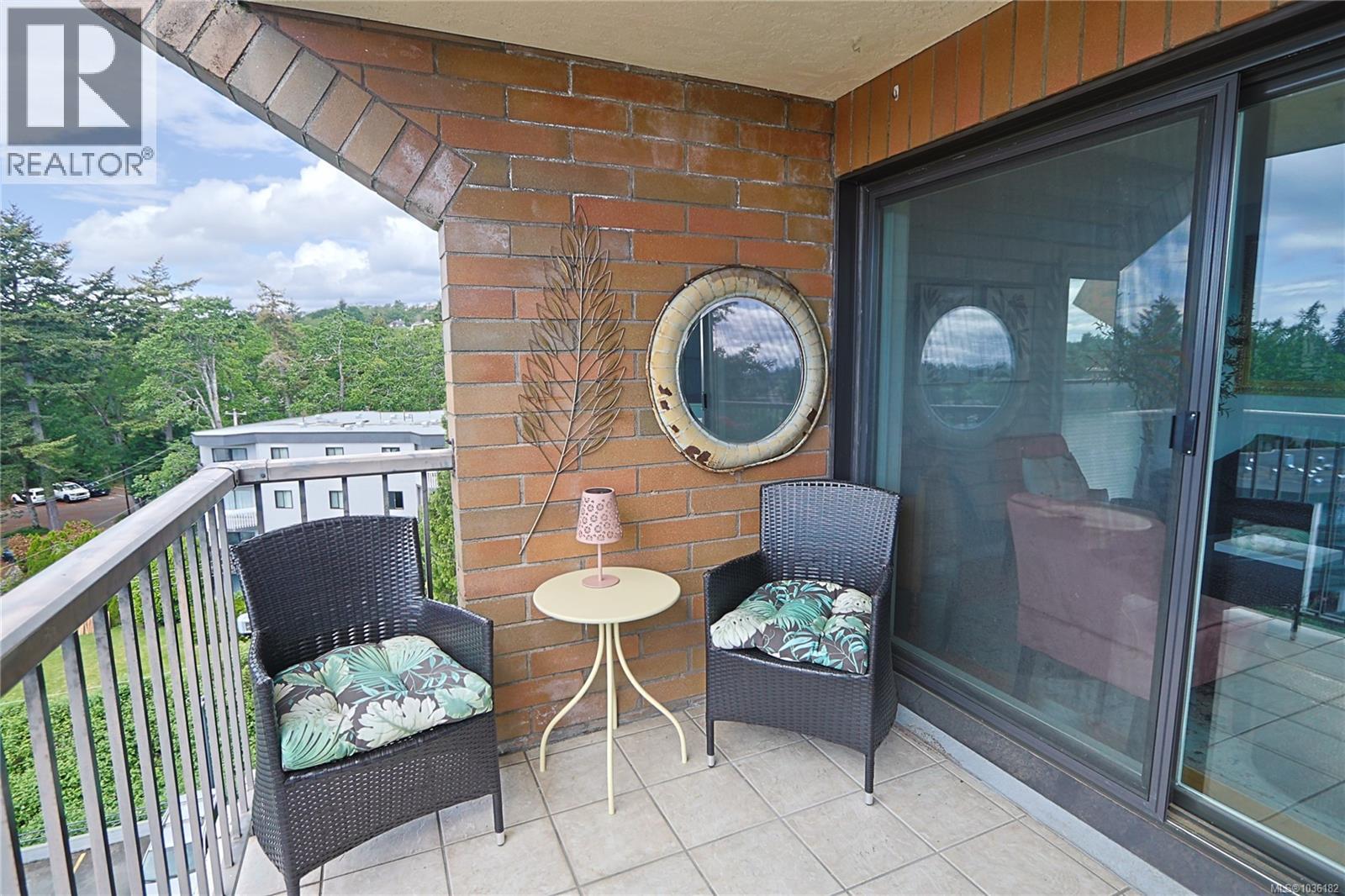 604 4030 Quadra St, Saanich