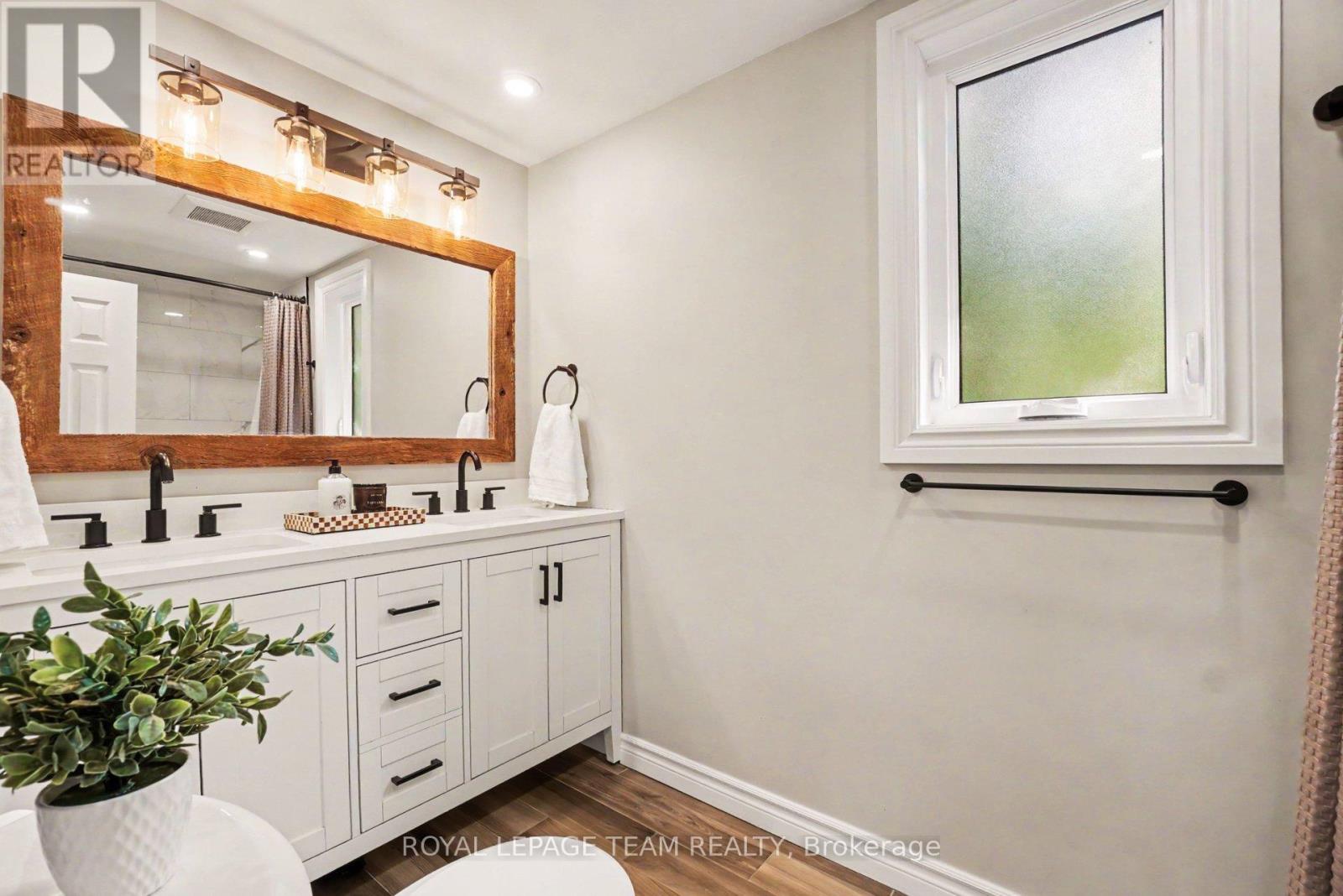 102 STRACHAN STREET - 25