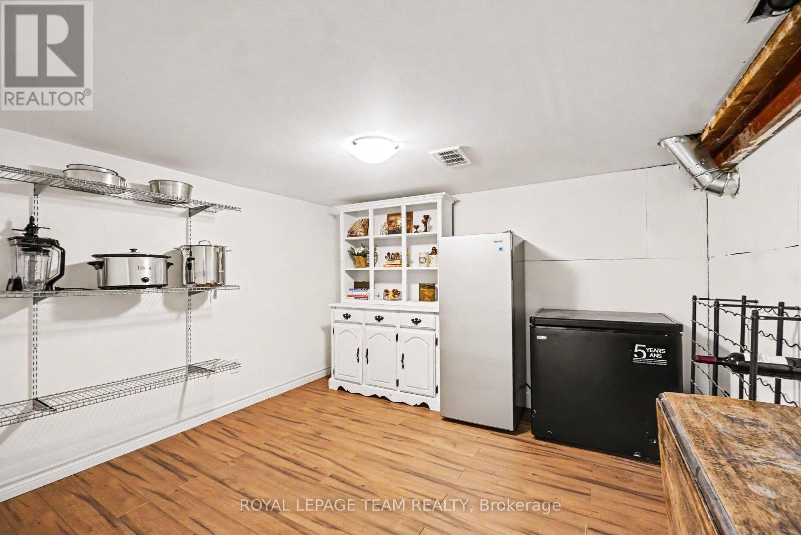 102 STRACHAN STREET - 33
