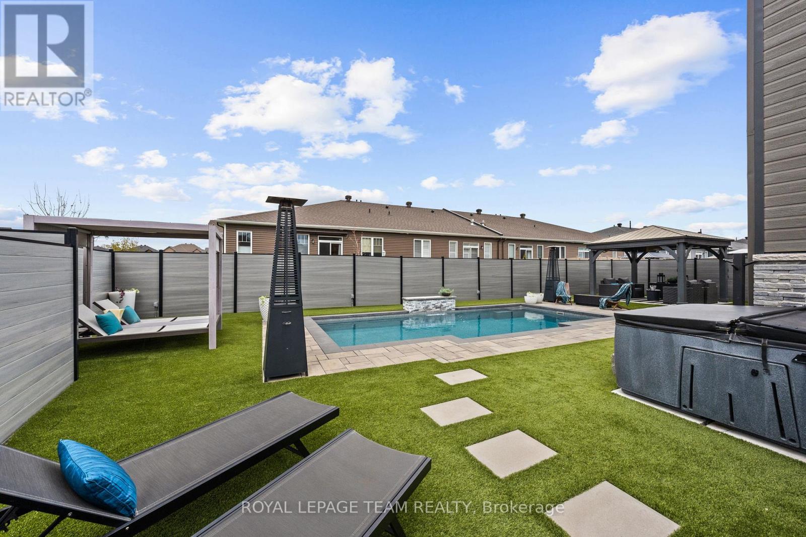63 YACHT TERRACE - 39