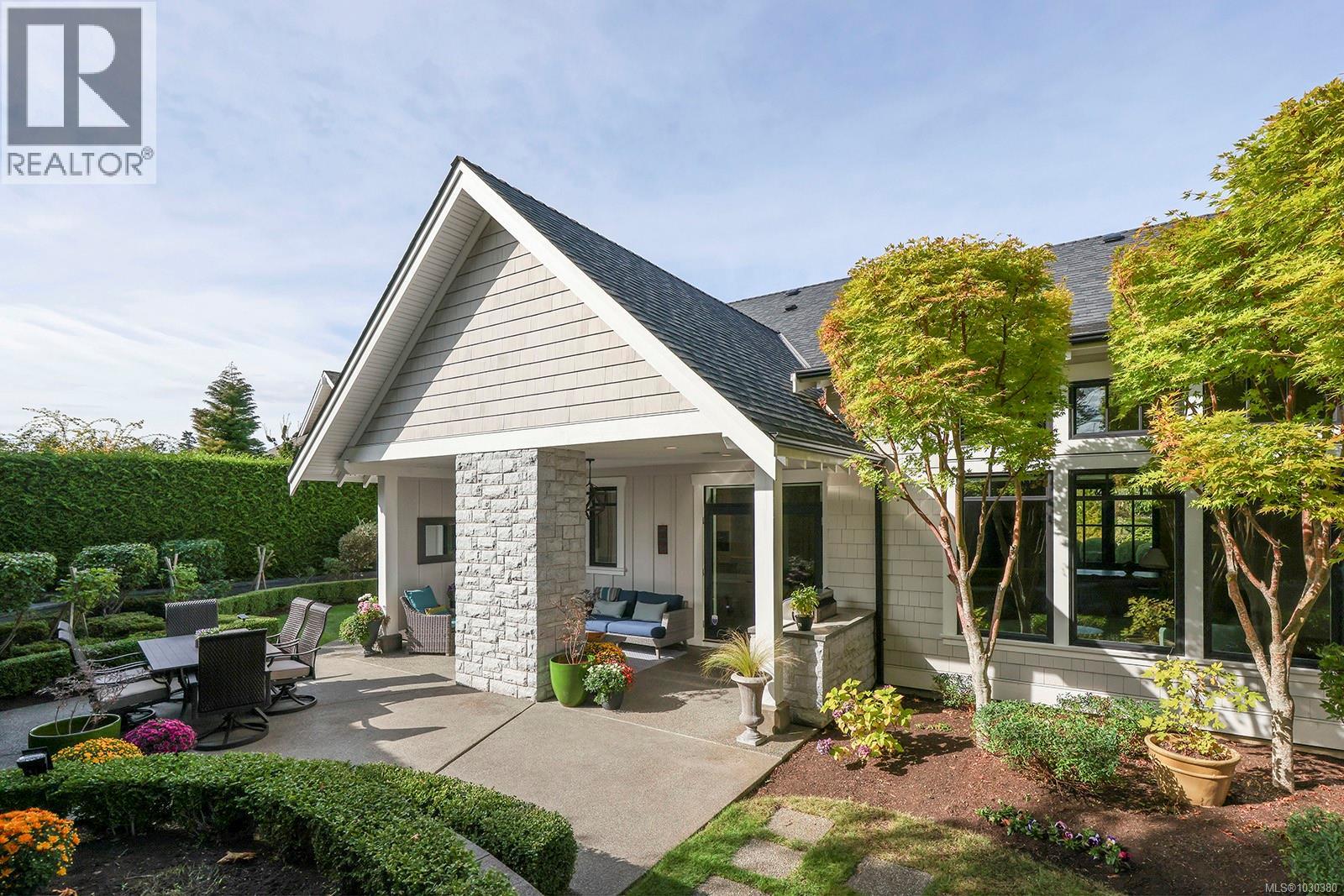 992 Bluffs Dr - 44