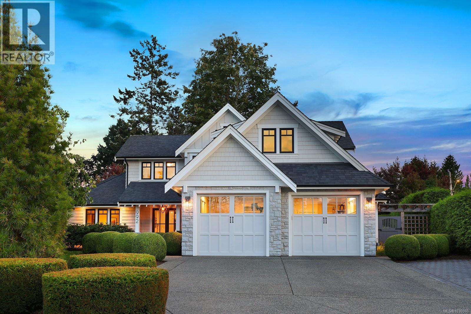 992 Bluffs Dr - 45