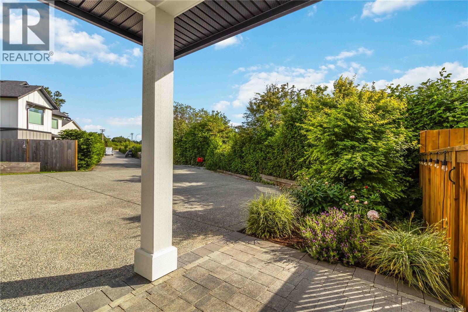 9356 East Saanich Rd - 42