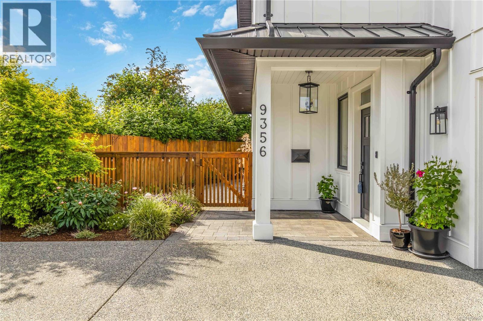 9356 East Saanich Rd - 3