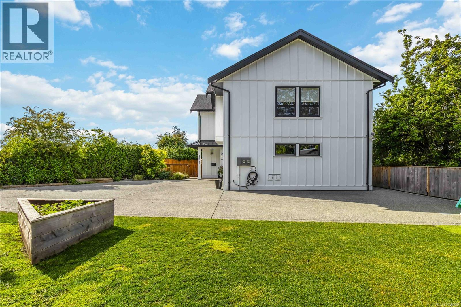 9356 East Saanich Rd - 57