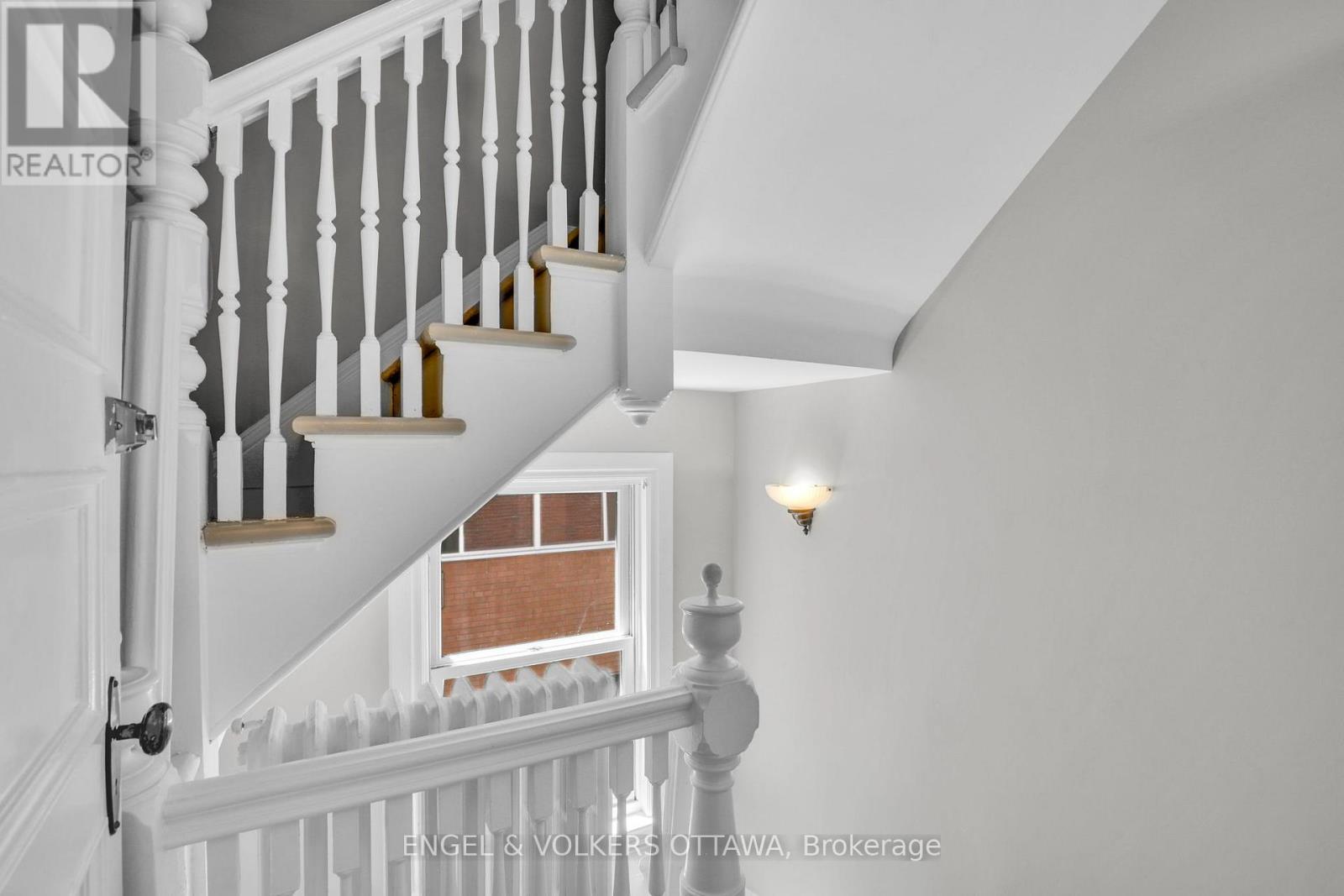 267 STEWART STREET N - 33