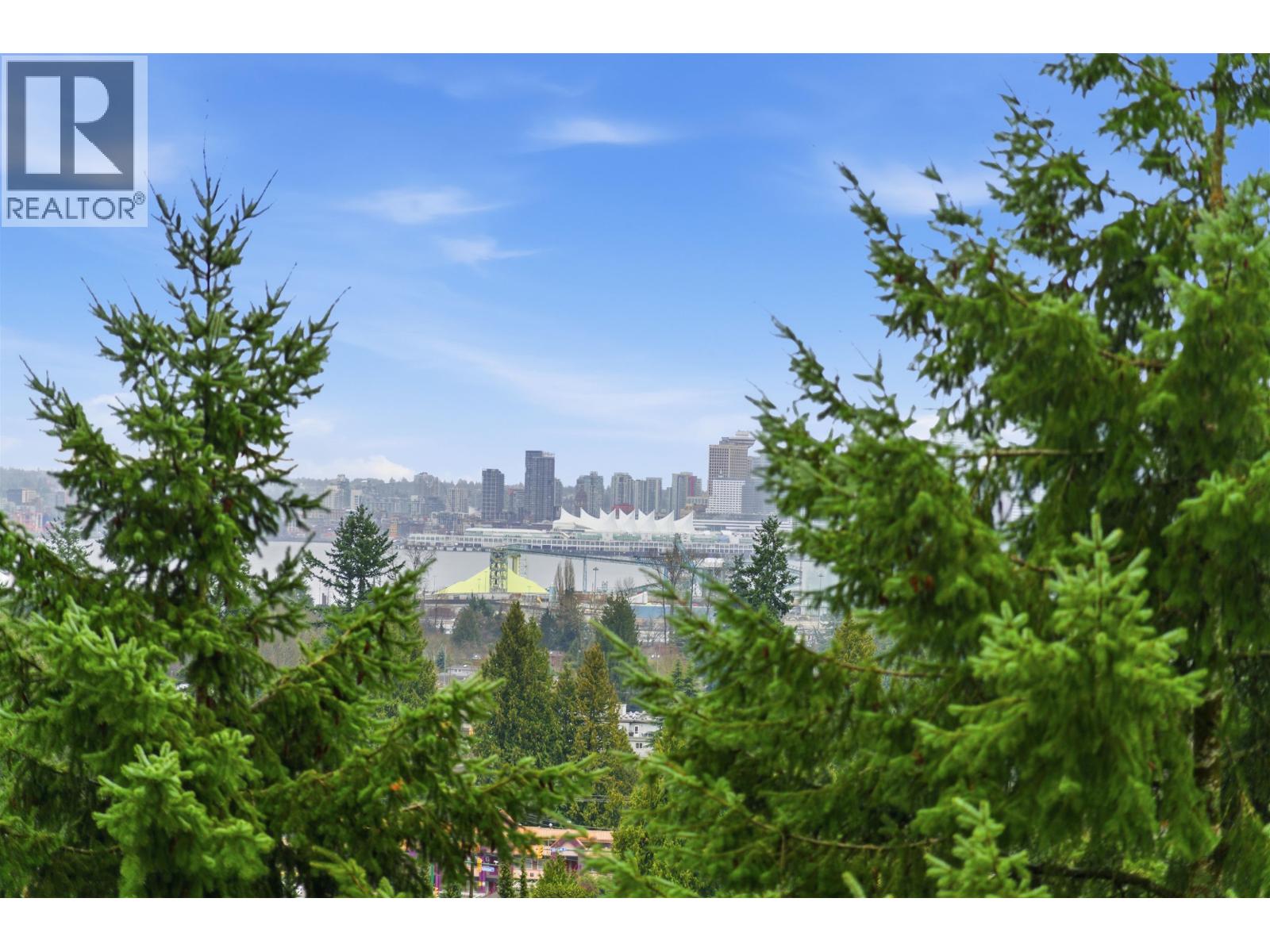 2004 FULLERTON, North Vancouver