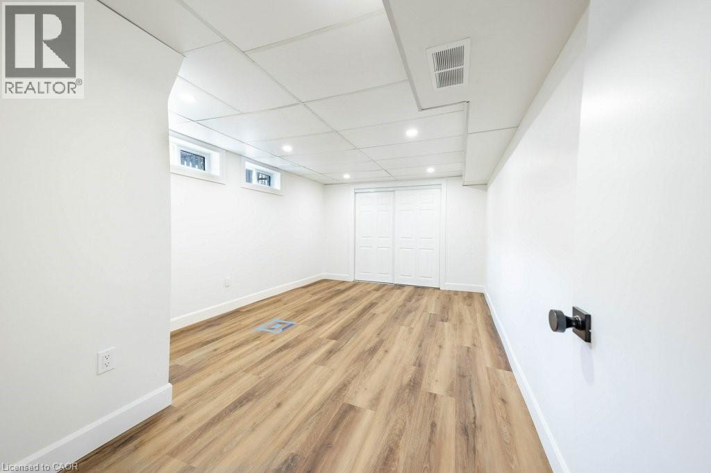22 CHARLOTTE Crescent - 23