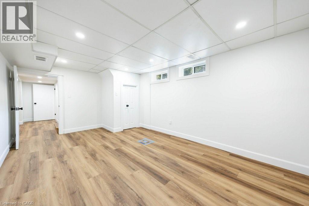 22 CHARLOTTE Crescent - 24