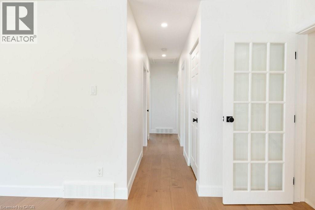 22 CHARLOTTE Crescent - 13