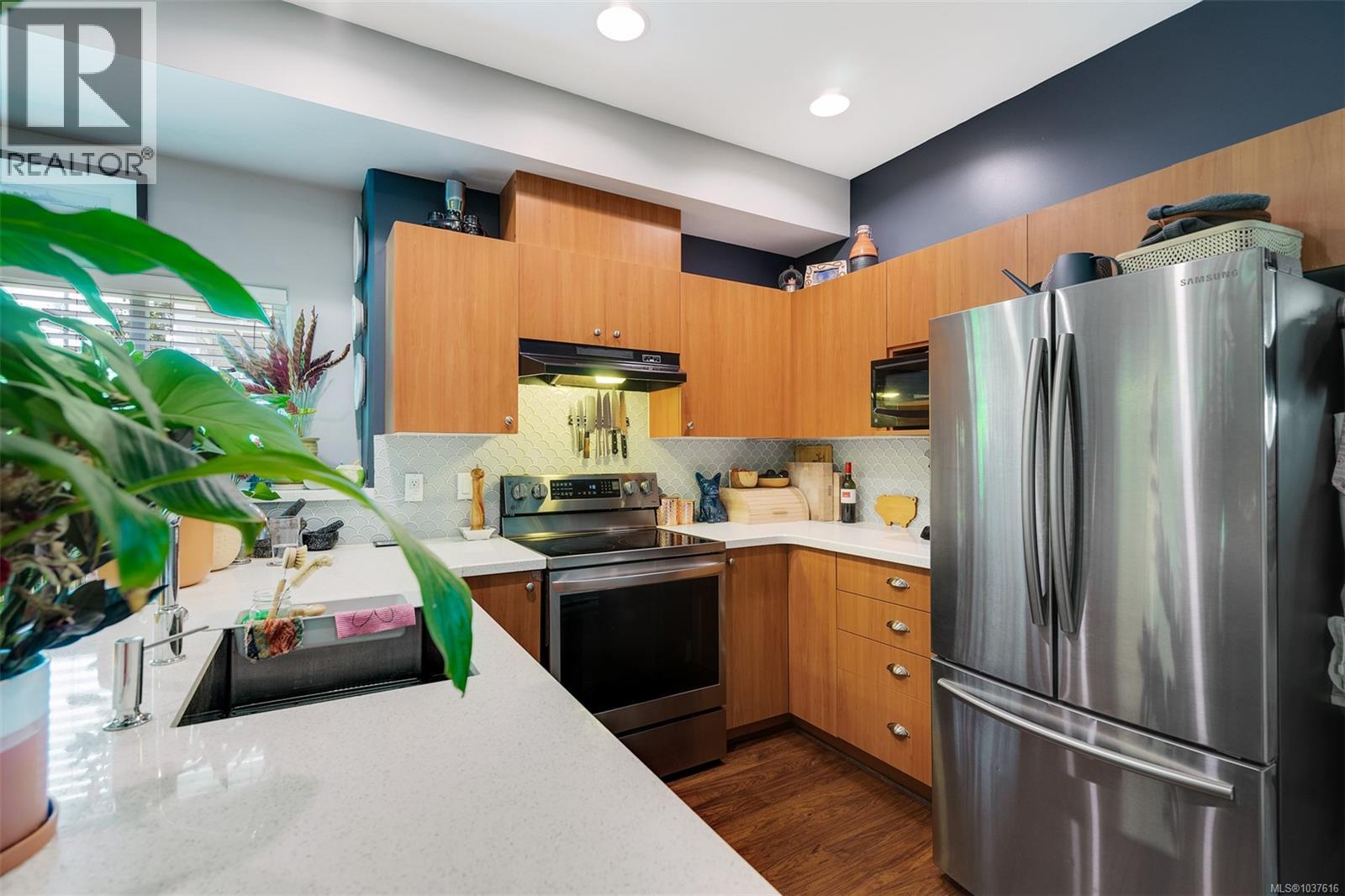 #1 860 Princess Ave - 11
