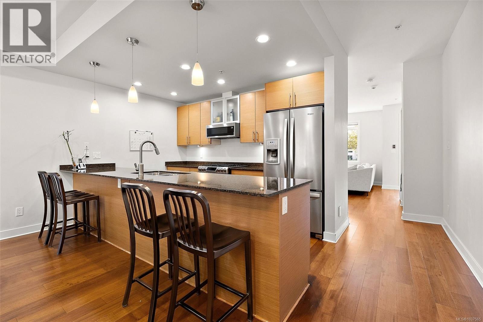 2 1696 Pear St, Saanich