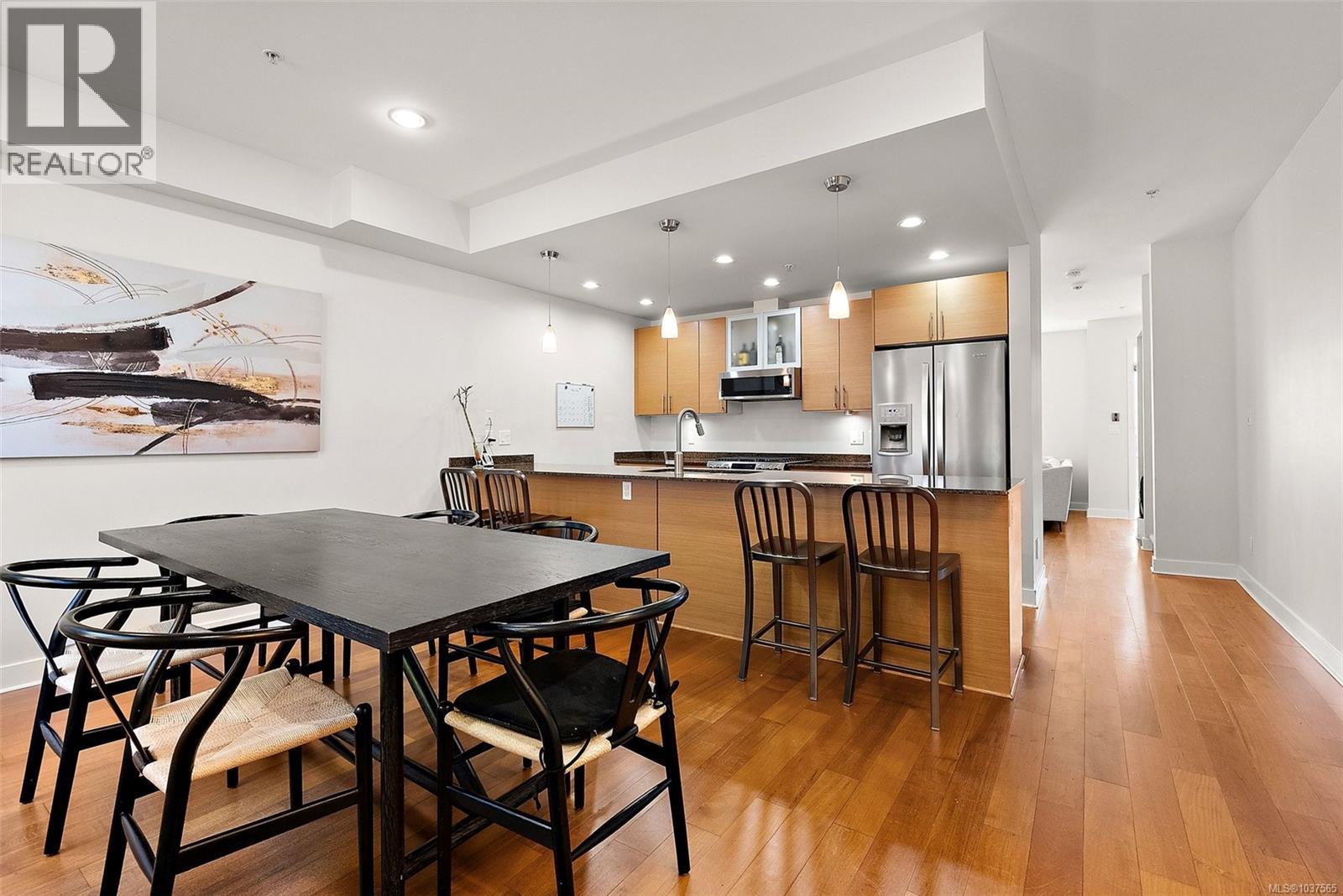 2 1696 Pear St, Saanich