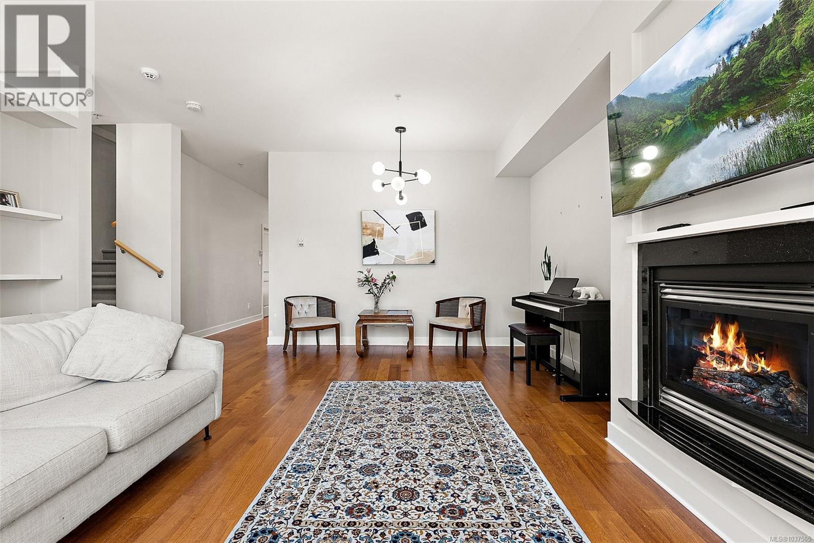 2 1696 Pear St, Saanich