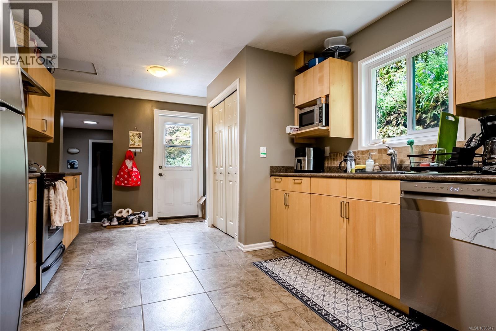 4120 Quadra St - 10