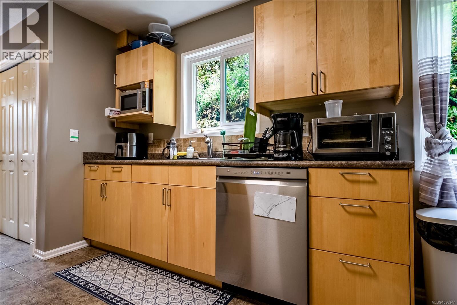 4120 Quadra St - 11