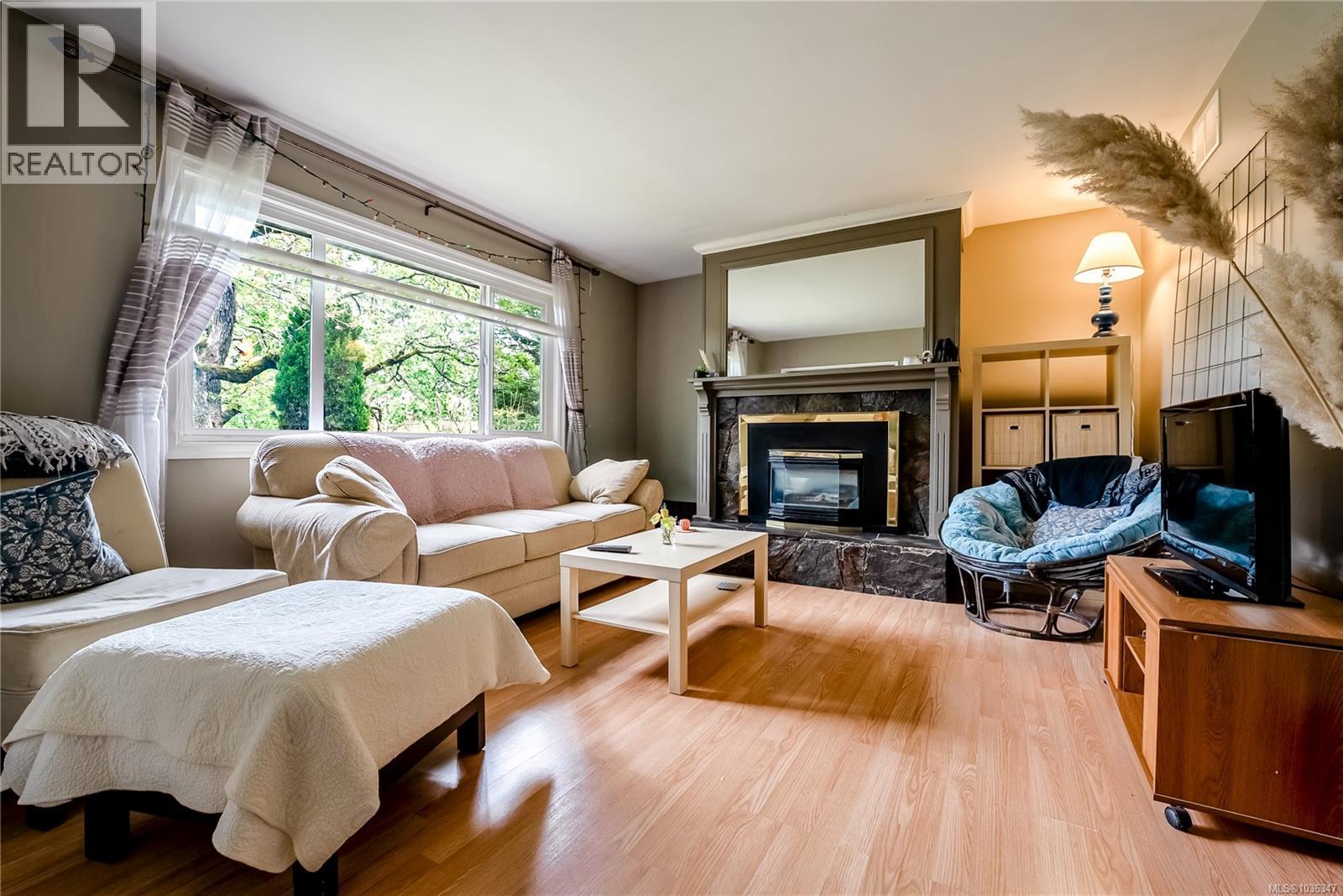 4120 Quadra St - 2