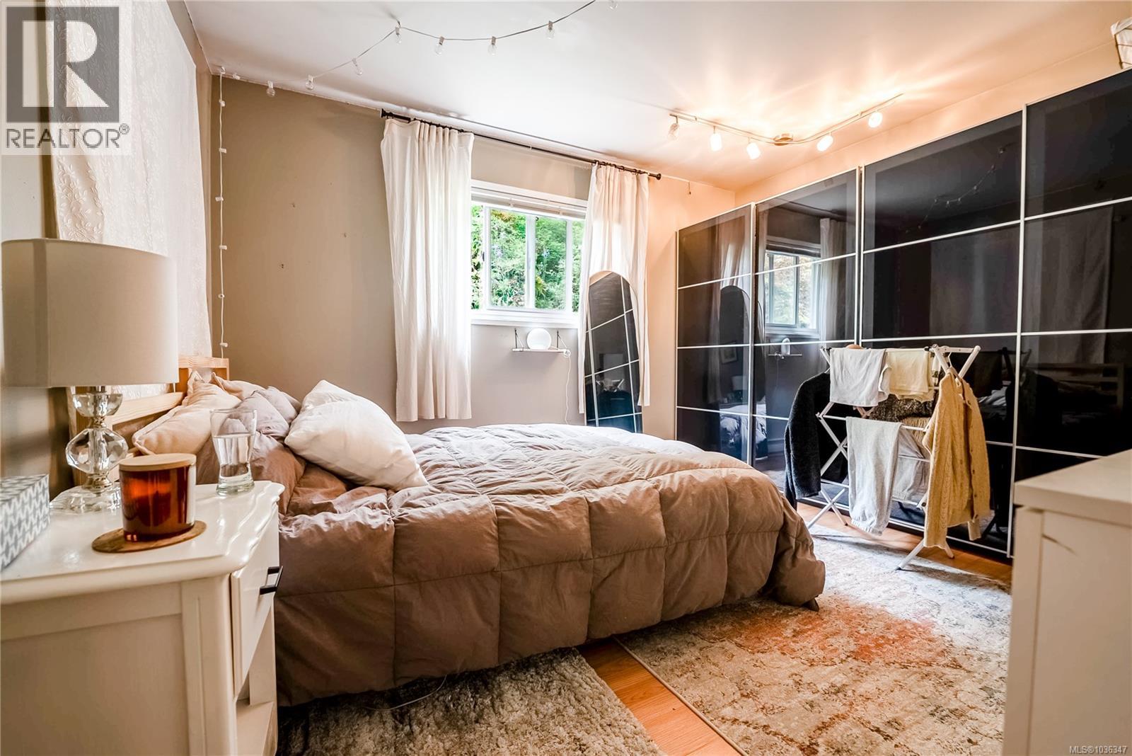 4120 Quadra St - 25