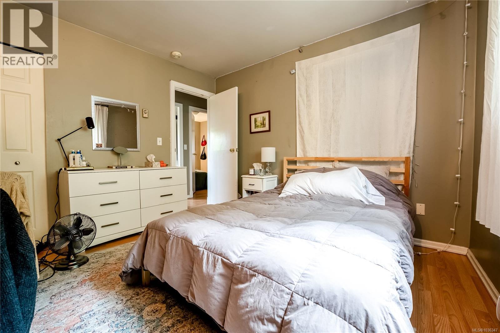 4120 Quadra St - 28