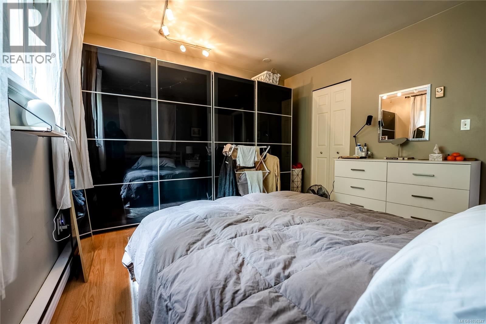 4120 Quadra St - 29