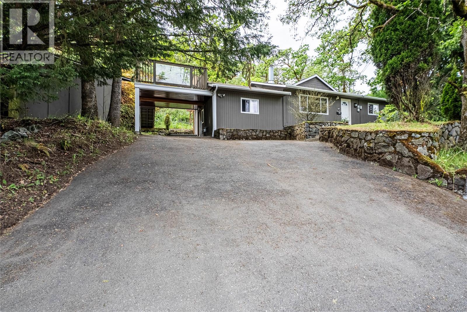 4120 Quadra St - 32